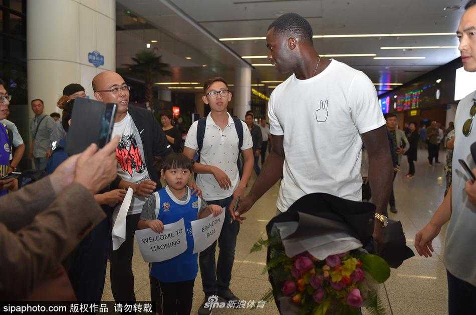 辽篮新援空降沈阳 巴斯抵埗开启争冠征程 身着一袭黑衣的布兰登·巴斯面带微笑走出沈阳机场通道,他的轻松神态中透露出对CBA新挑战的无限憧憬与自信。