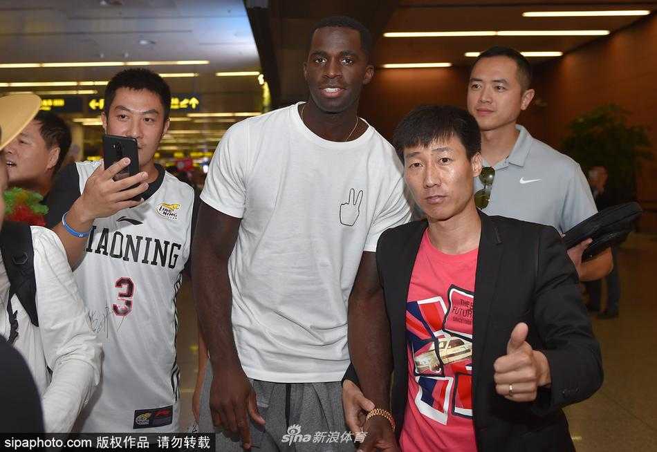 辽篮新援空降沈阳 巴斯抵埗开启争冠征程 走出到达大厅的巴斯,面对热情的接机场面笑得格外开心,仿佛已经感受到了这座北方城市带给他的温暖与厚爱。