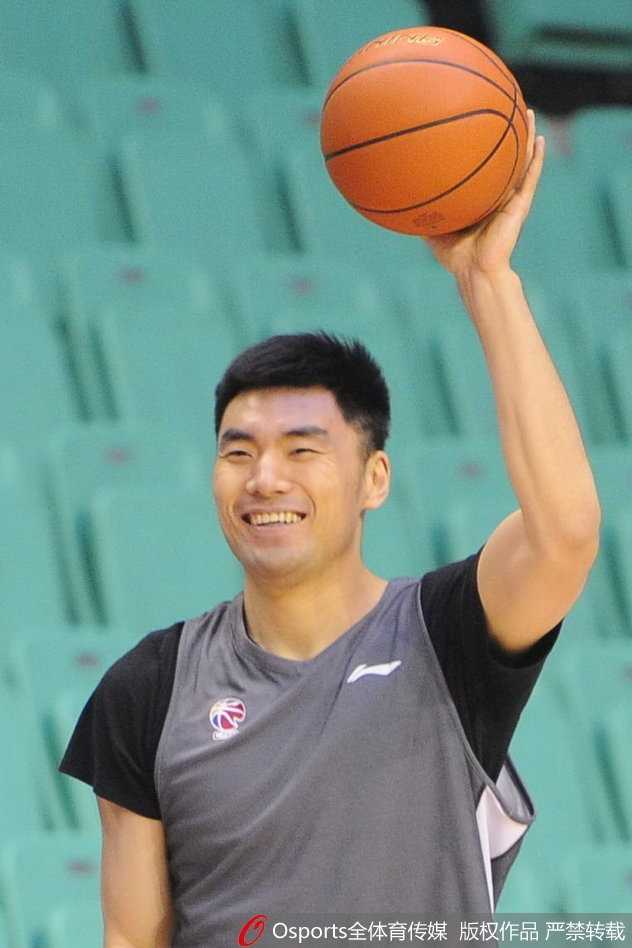 郭士强指导双手抱胸站在场边，神情严肃地注视着场内训练情况，他的战术板放在一旁，随时准备叫停指导。