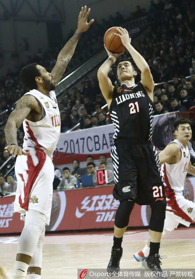 赵继伟眼神狡黠地望向另一侧，手指却暗中指向底角的空位队友，一个假动作便让整个防守重心发生偏移