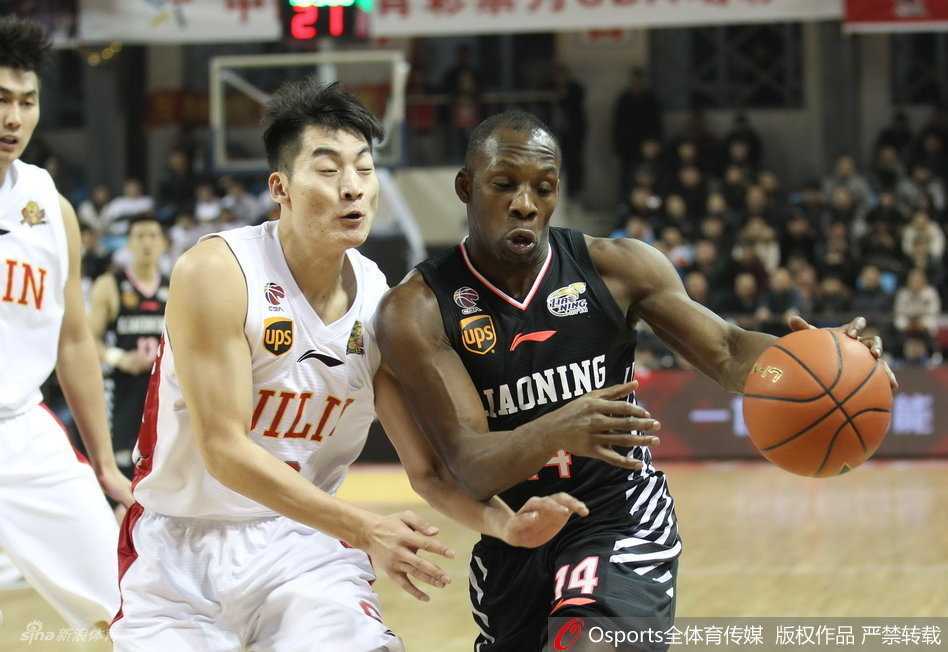 哈德森在三人合围中扭曲着身体，手腕轻轻一抖，篮球划出一道诡异的弧线飞向篮筐，防守者的手掌几乎封住了他的全部视野