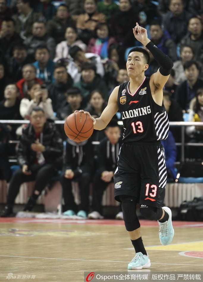 身披黑色战袍的郭艾伦，眼神如炬，在四名防守球员的围堵缝隙中强行突破，人墙缝隙间仿佛能听到球鞋摩擦地板的尖锐声响