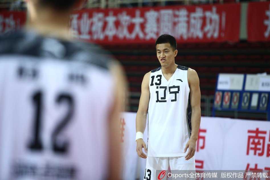 郭艾伦挤眉弄眼搞怪瞬间，在队友肃穆的合影队伍中宛如行走的表情包