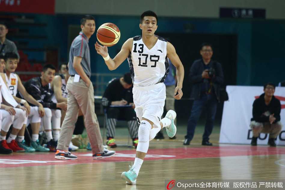 辽宁全队围拢在一起高喊加油，郭艾伦一脸专注用力握拳，凝聚团队力量