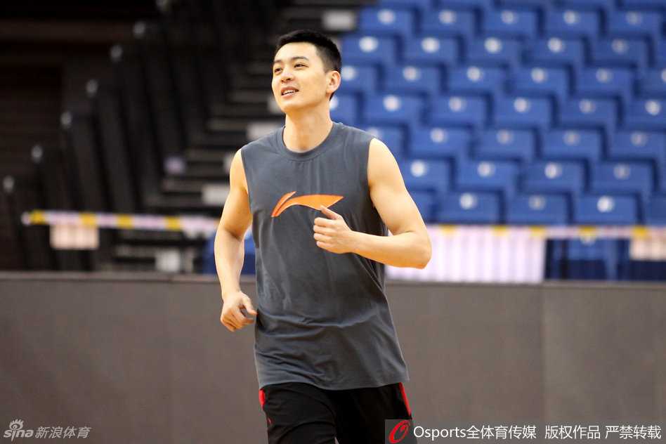 赵继伟在场上鬼魅般地送出妙传后，面对队友吐舌卖萌，仿佛在说：“这球传得漂亮吧，我的助攻可比你的投篮准多了！”