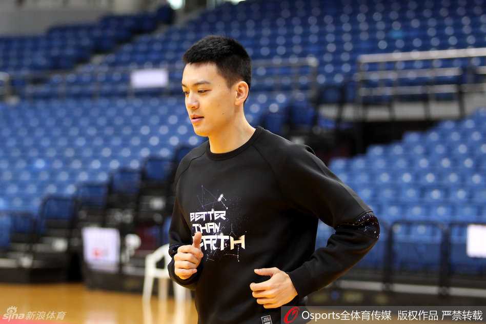 兰多夫在防守压力下霸气上篮，眼神中充满坚定，仿佛在向对手宣告：“这球你休想拦住我！”