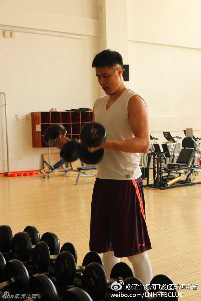 贺天举的面部轮廓在刻苦训练后显得更加棱角分明，瘦脸效果显著，气色红润，眼神中充满了对未来重回赛场的坚定信念。