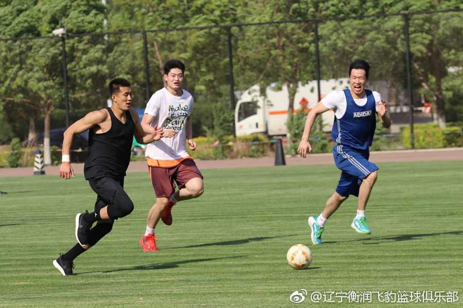 郭艾伦在绿茵场上大步流星地带球狂奔，那股勇往直前的冲劲，仿佛将篮球场上的快攻风格完美移植到了足球比赛中。