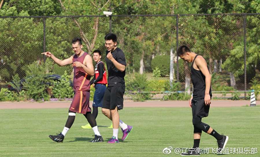 高强度的“足球友谊赛”间隙，一名队员坐在场边休息恢复体力，脸上带着运动后的红晕，神情放松而愉悦。