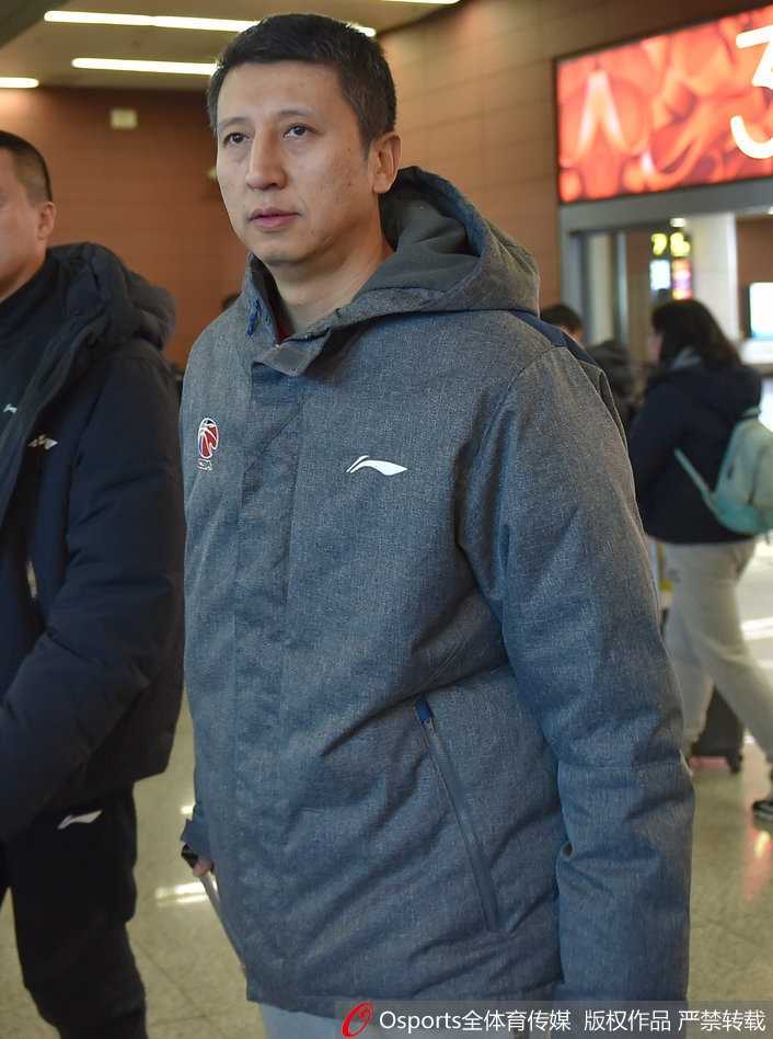 辽篮英雄载誉归,寒冬热盼暖人心 辽宁队功勋外援哈德森面带慈爱的微笑,一手抱着他可爱的女儿,一手提着行李,身边的妻子陪伴在侧,一家三口的出现瞬间引爆了接机现场。