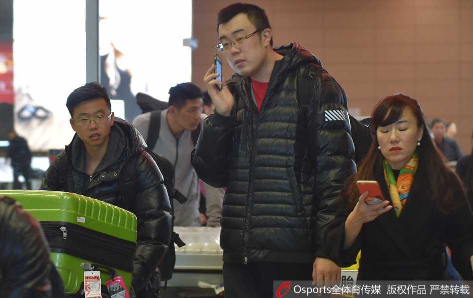 辽篮英雄载誉归,寒冬热盼暖人心 球迷们纷纷举起手机,对准刚刚走出来的辽宁队球员,闪光灯此起彼伏,大家伸长脖子想要一睹偶像的风采,现场秩序井然又热烈。