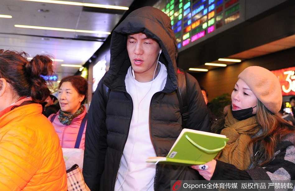 辽篮英雄载誉归,寒冬热盼暖人心 辽宁队中锋韩德君被热情的球迷团团围住,他面带微笑,亲切地俯身为一名小球迷在篮球上签名,场面十分温馨感人。