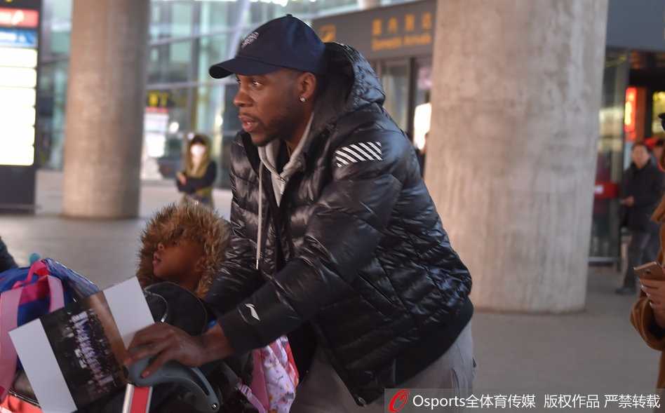 辽篮英雄载誉归,寒冬热盼暖人心 辽宁队核心郭艾伦走出通道,他戴着时尚的耳机,脸上带着轻松的微笑,耐心地给身边的球迷签名,周围的球迷们发出阵阵欢呼。