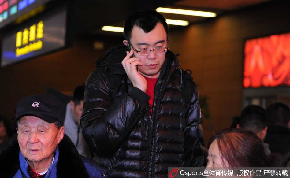 辽篮英雄载誉归,寒冬热盼暖人心 走出机场的辽宁队球员们被热情的球迷簇拥着,大家纷纷伸出手与球员击掌,现场气氛热烈而有序,体现了辽宁浓厚的篮球文化氛围。