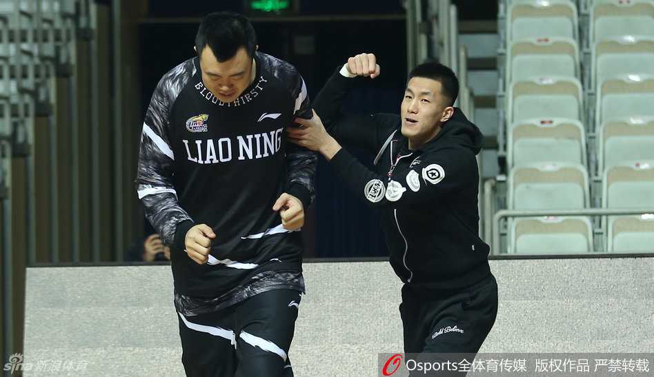 辽宁队训练中，郭艾伦脸上挂着狡黠的笑容，趁着韩德君不注意，挥拳轻轻捶在了这位巨塔好友的后背上，随即准备转身开溜。