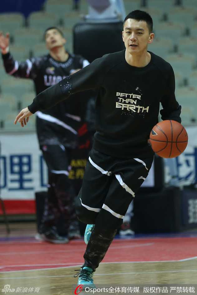 训练结束后，助理教练与哈德森进行沟通复盘，背景中队员们三三两两地交谈，整个团队洋溢着积极向上的备战氛围。