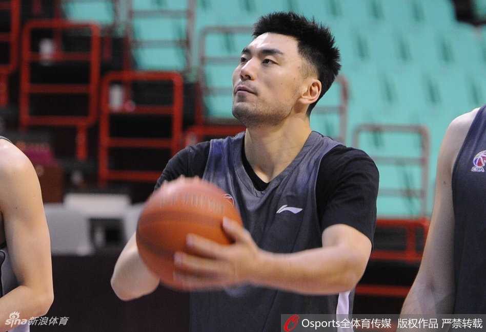 辽篮训练场边的温暖守候:那些为球迷停步的英雄 李晓旭低着头,手指紧紧捏住马克笔,正在一件白色的辽篮球衣上留下自己的号码。旁边一位穿着红色卫衣的球迷伸长脖子望着,嘴角止不住地上扬,旁边还有好几个等待的球迷已经掏出了手机准备拍摄。