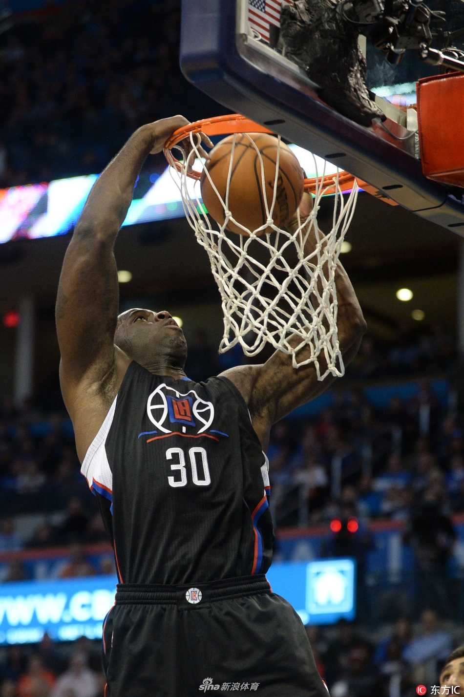 辽篮豪掷两百万美金签下NBA悍将巴斯,内线升级剑指总冠军 巴斯在NBA赛场上篮下强攻,肌肉线条分明,展现出强大的对抗能力和得分决心