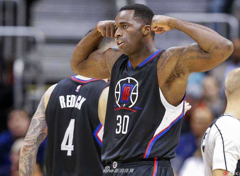 辽篮豪掷两百万美金签下NBA悍将巴斯,内线升级剑指总冠军 巴斯身披快船队战袍飞身扣篮,展现惊人爆发力,将暴力美学演绎得淋漓尽致