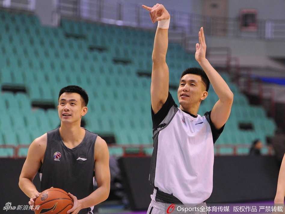 郭艾伦在训练间歇露出标志性的搞怪表情，双手比出奇特手势，仿佛在导演一出篮球喜剧。