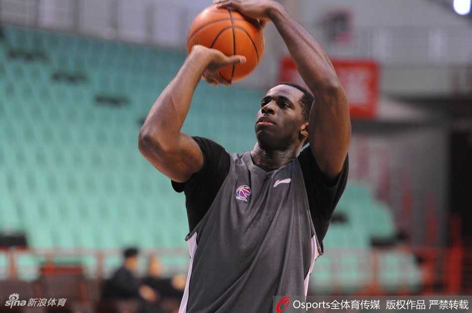 郭艾伦在训练中做出搞怪表情，张大了嘴巴，仿佛在呐喊，又像是在故意逗乐拍摄的镜头。