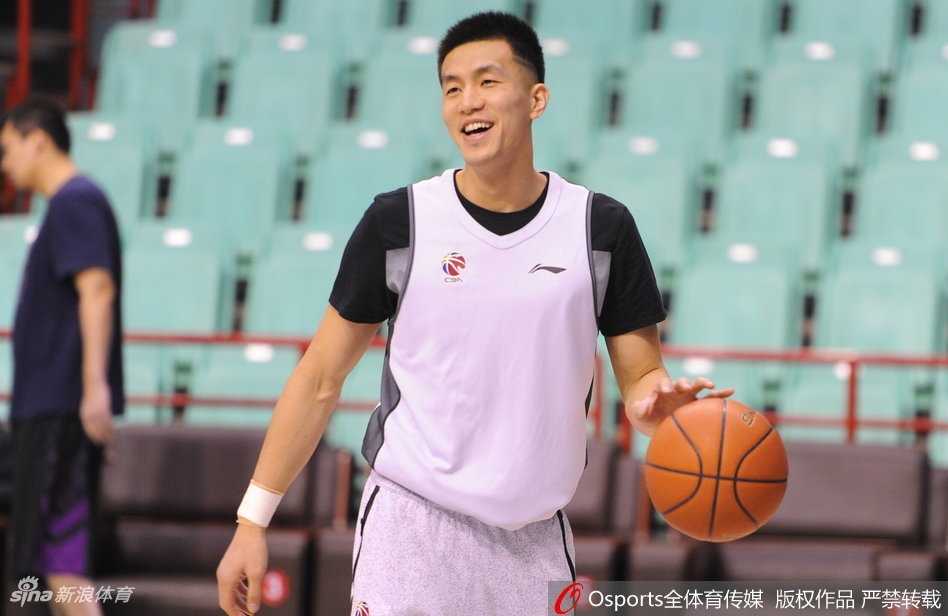 训练结束后，郭艾伦似乎仍意犹未尽，一边放松一边和队友说笑，脸上挂着标志性的“伦式”坏笑。