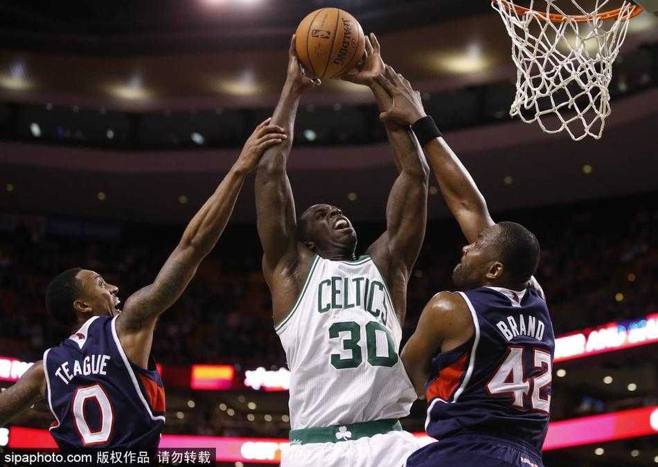 巴斯在NBA赛场上与对手激烈卡位，他压低重心，全身肌肉紧绷，像一头斗牛犬般死死挡住身后的高大对手，展现了矮壮内线独有的生存法则。