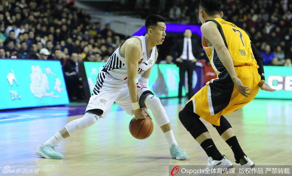 辽篮铁血群英传:那些年我们一起追的“第四节惹不起” 廉明无视防守压力,抱球强行突破上篮,展现出辽篮角色球员的硬汉本色。