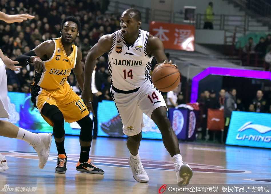 辽篮铁血群英传:那些年我们一起追的“第四节惹不起” 哈德森面对严防死守,自信跳投出手,皮球在空中划出一道属于‘哈神’的美丽弧线。