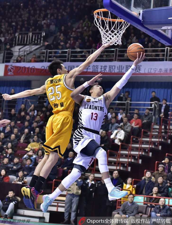 郭艾伦如闪电般撕破防线，他单手持球蓄势待发，眼神凌厉地望向篮筐，面前只剩空荡荡的禁区，一次摧城拔寨的快攻即将上演。