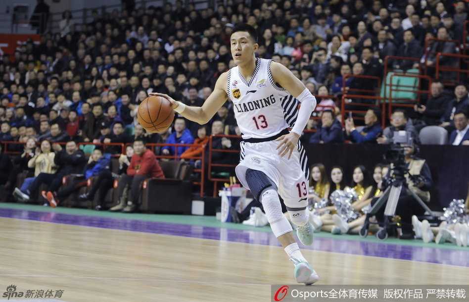 哈德森运球穿越半场，他目光如炬扫视全场，正在组织球队的阵地进攻，队友们按照战术不停跑位，整个进攻体系在他手中运转流畅。