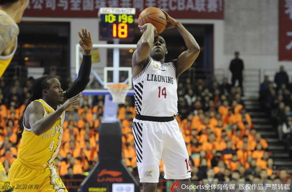 激烈的拼抢中，一名球员成功抢断，他身体重心极低，双手死死将球护住，眼神中透露出一股誓要夺回球权的狠劲和决绝。