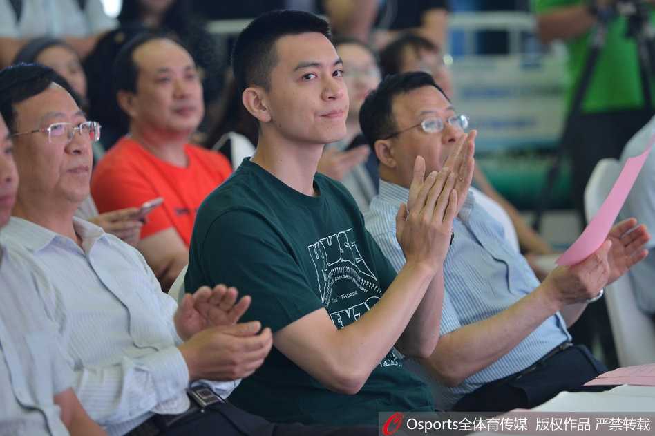 活动结束后杨鸣被众多粉丝热情围住，他面带微笑耐心地为球迷签名留念