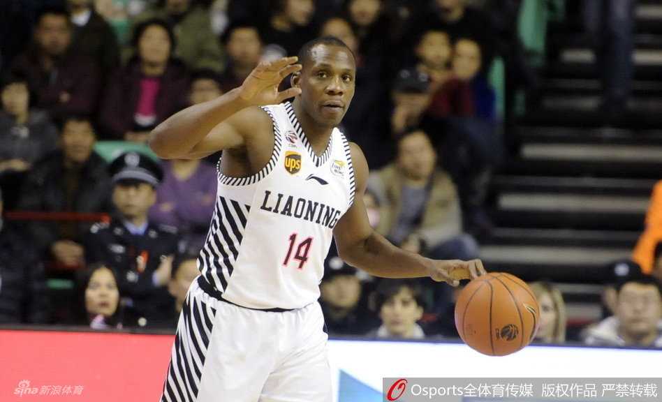 队长杨鸣持球快速突破，他身姿飘逸如同画中走出的侠客，眼神却如猎鹰般犀利，一个加速便将防守者甩在身后，直捣黄龙。