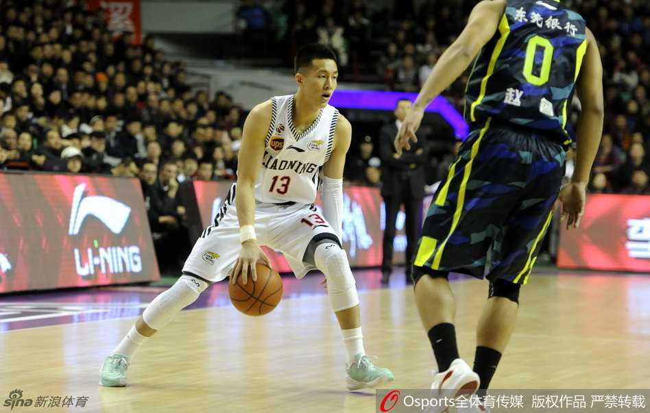 亚洲第一控卫郭艾伦面对防守球员，闲庭信步般展示华丽的胯下运球技巧，眼神中流露出绝对的自信。