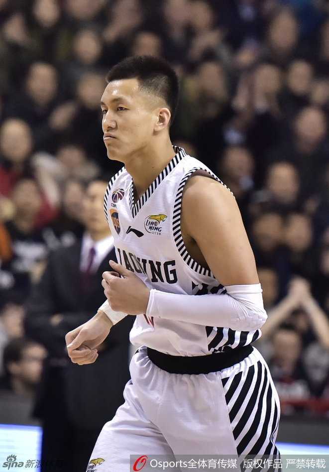 辽宁内线支柱韩德君利用身体优势卡住位置，强硬地在对手头上完成篮下强攻，展现出篮下巨无霸的风采。