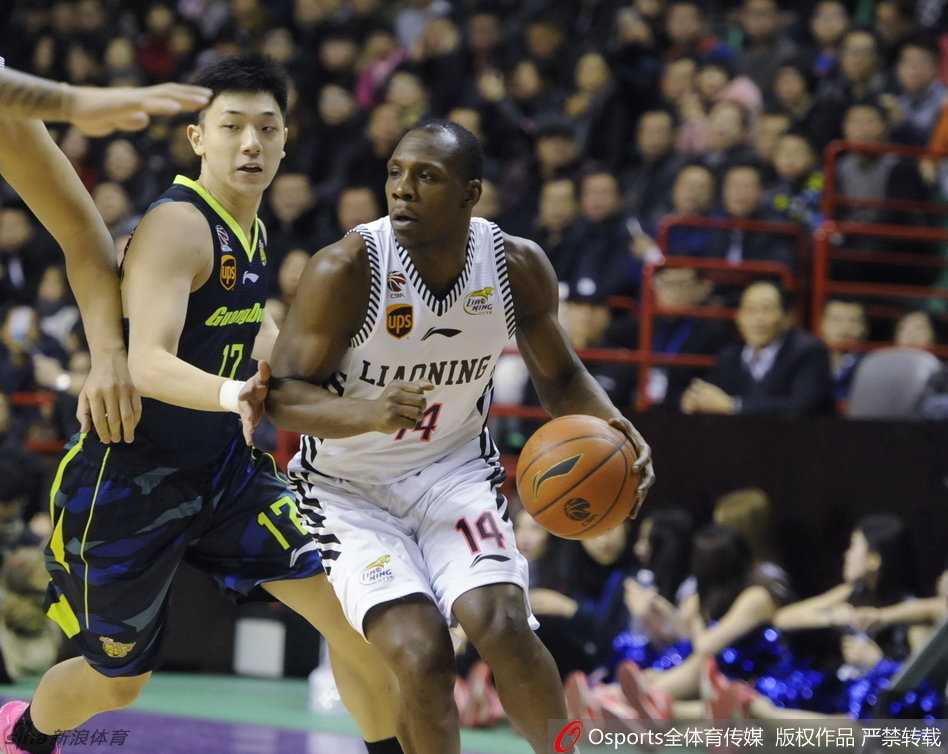 辽宁队球员廉明持球面对防守，他冷静地抬头观察队友跑位，随时准备将球传给机会更好的队友。