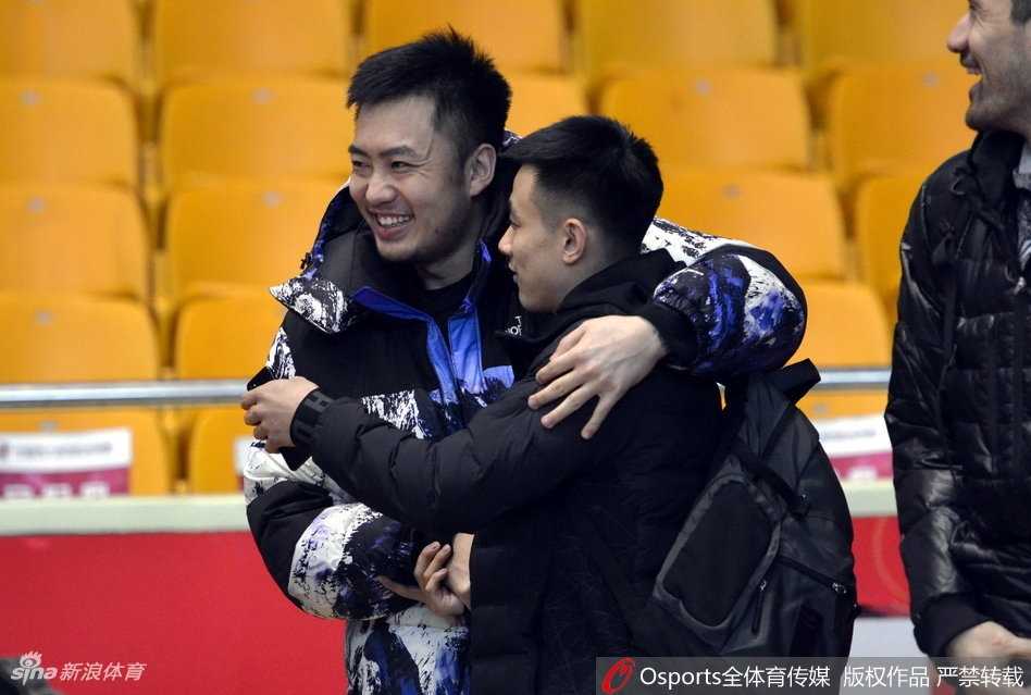 辽鲁大战前奏:山东男篮赛前训练场变“老友记”,欢声笑语预热硬仗 山东队陶汉林与辽宁队韩德君两位内线巨塔在赛前热身时碰面,两人不仅没有敌意,反而相视大笑,庞大的身躯碰撞出的是友谊的火花