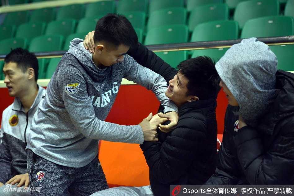 辽鲁大战前奏:山东男篮赛前训练场变“老友记”,欢声笑语预热硬仗 辽宁队大脑赵继伟与山东队球员进行赛前交流,两人神情放松,低头私语,在激烈的比赛前享受这片刻的宁静与兄弟情谊