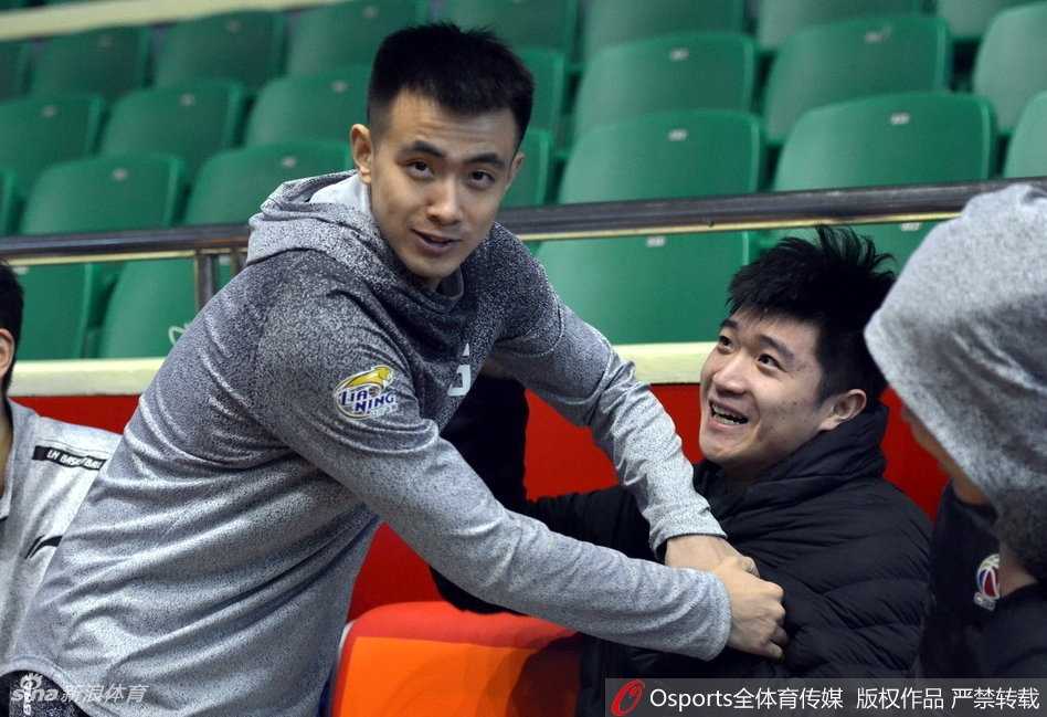 辽鲁大战前奏:山东男篮赛前训练场变“老友记”,欢声笑语预热硬仗 面对高诗岩的紧逼防守,张辉脸上带着笑意,两人在训练中展开了一场别开生面的攻防演练,攻防之间充满了兄弟间的默契与玩笑