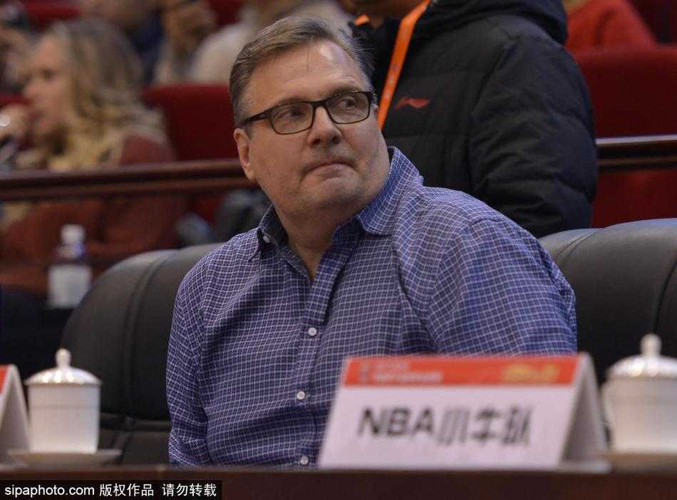 丁彦雨航如闪电般撕裂八一队的防线，他单手持球，眼神坚定，正准备迎着防守球员完成一次势在必得的突破上篮。