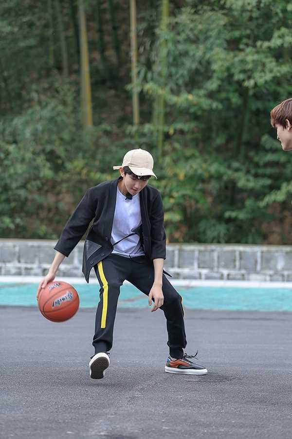 王源与同伴默契配合后露出得意的表情，抬手与队友击掌庆祝，阳光下两人的影子被拉得很长，定格了属于青春的友谊瞬间。