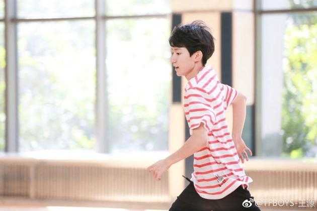 追风少年王源:篮球场上的红色闪电,定格十七岁的自由与热烈 奔跑中的王源目光坚定望向前方,红白条纹衫在阳光下格外耀眼,黑色运动裤飞扬出流畅线条,仿若离弦之箭冲破时光