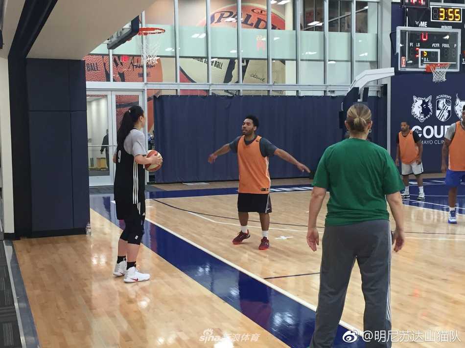 在明尼苏达大学宁静的图书馆里，邵婷在书架上认真翻阅书籍，赛场下的她依然保留着学生的身份，在知识的海洋中寻求内心的平静与力量。