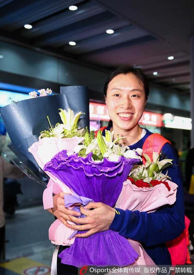 手捧鲜花的邵婷，脸上洋溢着回家的喜悦，眼中闪烁着对未来的坚定