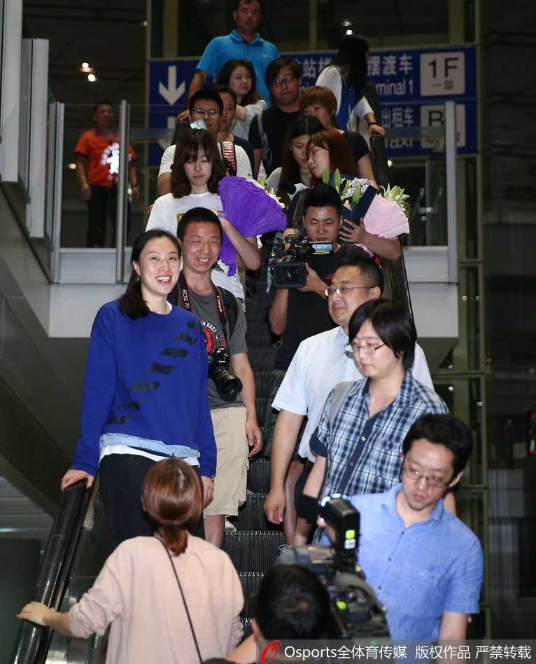 刚下电梯的邵婷立刻被媒体和人群簇拥，成为全场的焦点