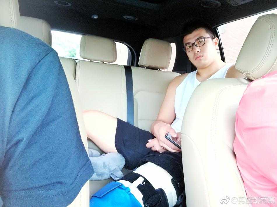 恢复室内，邹雨宸正在进行上肢力量训练，手臂肌肉线条分明，汗水见证了他积极康复的每一刻。