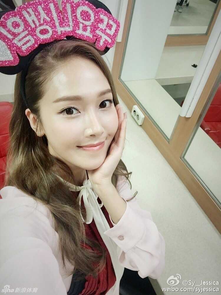 郑秀妍回眸瞬间，五官精致立体，肌肤白皙如雪，散发出“冰山公主”独有的清冷高贵气质