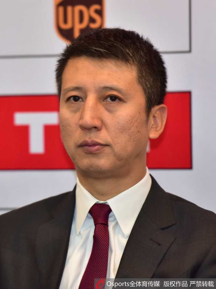 郭士强携哈德森出席发布会,大胜夜共话外援里程碑 哈德森手捧比赛用球在发布会上面露微笑,这场大胜让他心情愉悦。