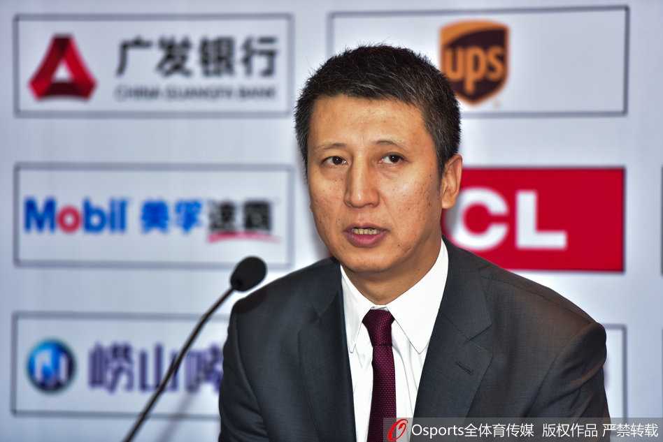 郭士强携哈德森出席发布会,大胜夜共话外援里程碑 辽宁队主帅郭士强在赛后发布会上神色严肃地复盘比赛,他对球队的防守策略表示满意。